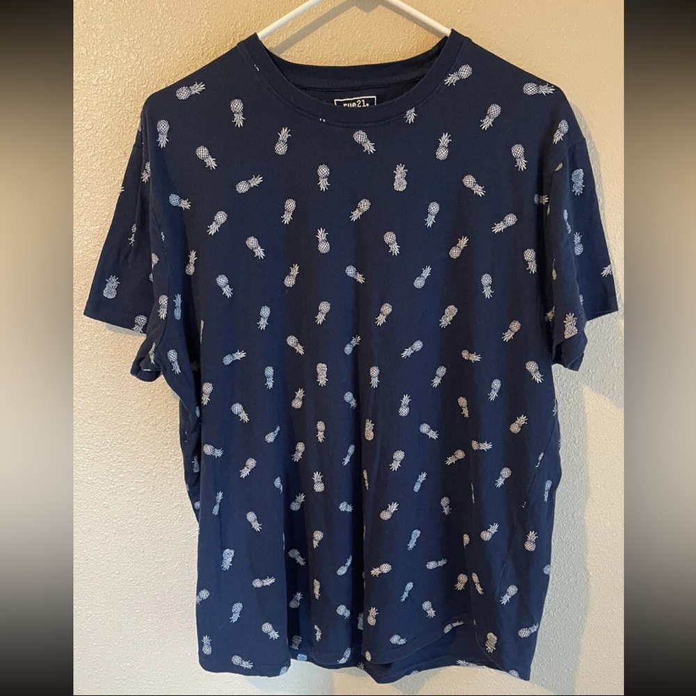 Rue 21 Men’s Blue/White Pineapple Jersey Scoop Hem T Shirt L
